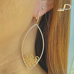 Brinco em Ouro Rosê 18k Modelo Pendurado com Trabalhado estilo Arabesco cravejado de Brilhantes