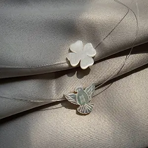 Pingente Trevo em Madrepérola com Gargantilha em Fio de Nylon, fecho Ouro 18k - Pingente Pomba Madrepérola com Gargantilha em Fio de Nylon, fecho Ouro 18k